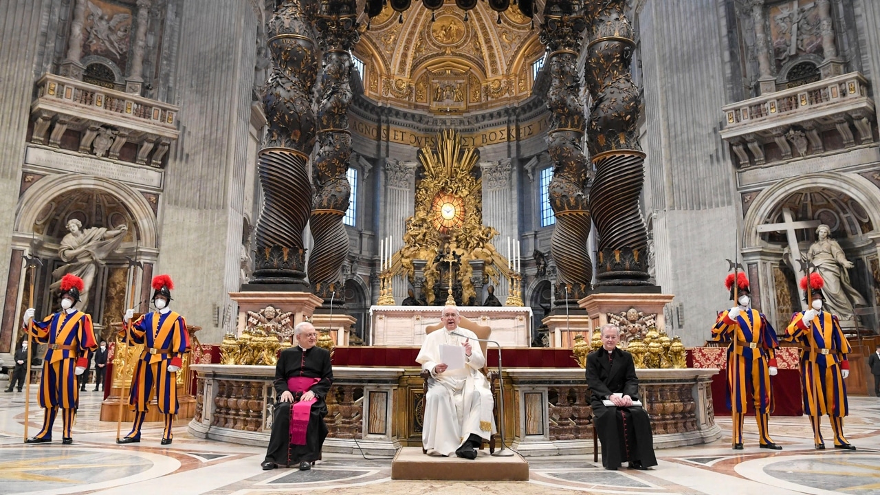 El Papa Francisco (C), sentado entre el sacerdote italiano Monseñor Leonardo Sapienza (I) y el sacerdote argentino Monseñor Luis María Rodrigo Ewart (D), en la Basílica de San Pedro, en Ciudad del Vaticano
