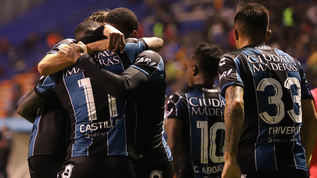 Festejo de jugadores del Querétaro durante un partido del torneo Clausura 2022 de la Liga MX