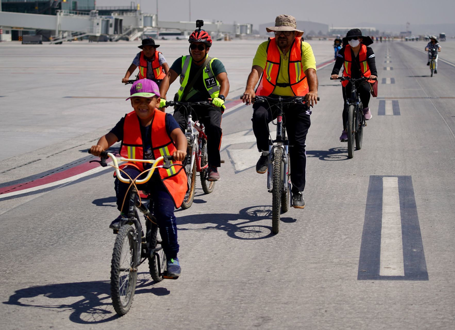 A unos días de la inauguración del Aeropuerto Internacional Felipe Ángeles (AIFA) ciudadanos pudieron hacer un paseo familiar por sus instalaciones.