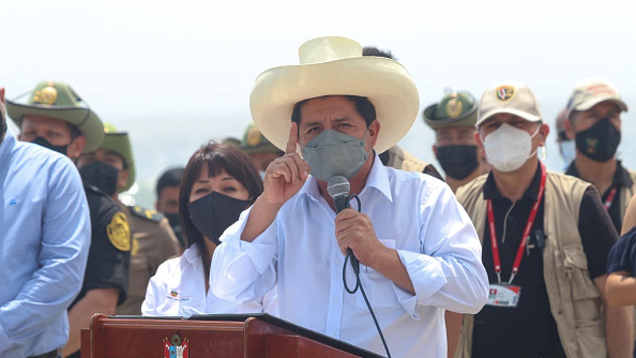 Pedro Castillo, presidente de Perú, analiza enviar a una prisión común a Albert Fujimori.