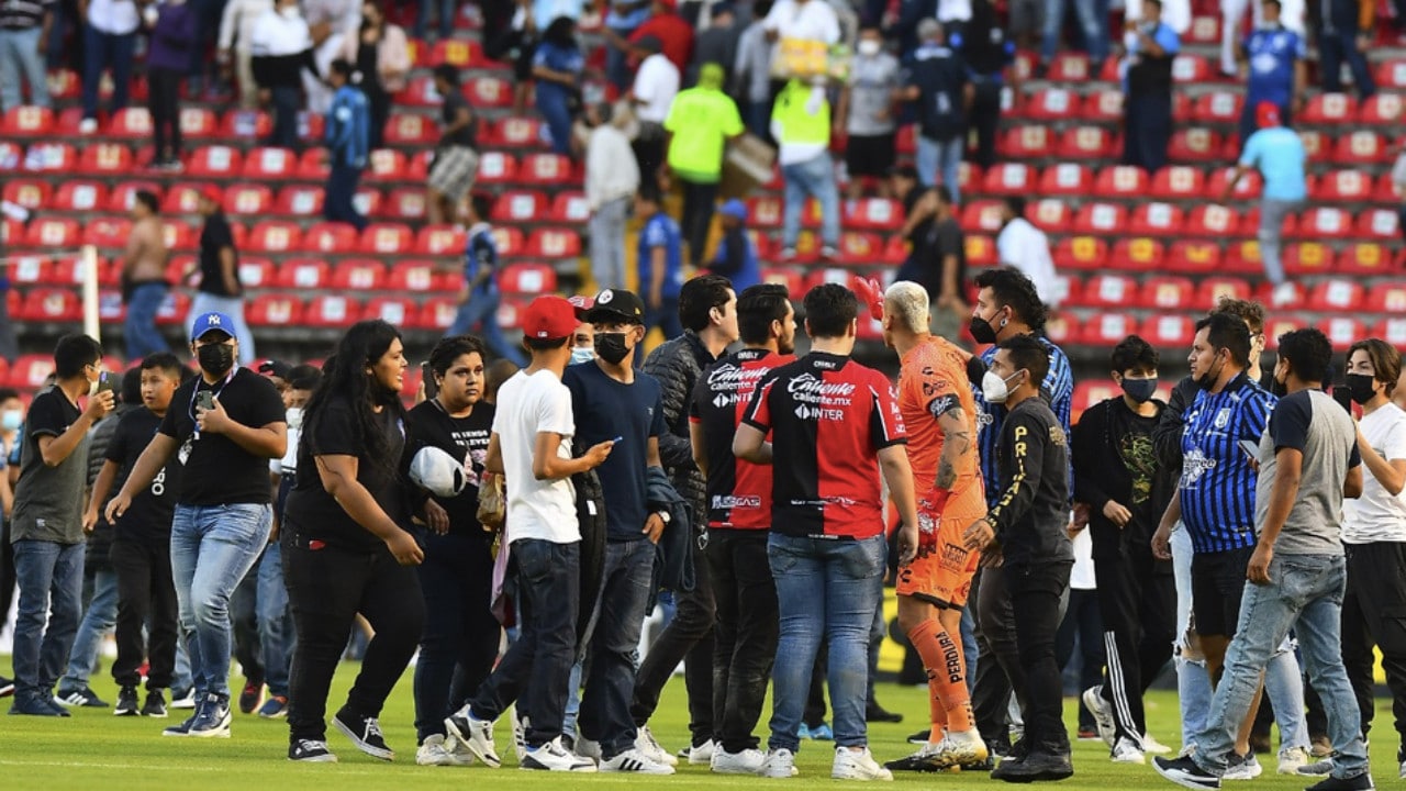 Suspenden el partido de futbol entre Querétaro y Atlas por riña entre porras