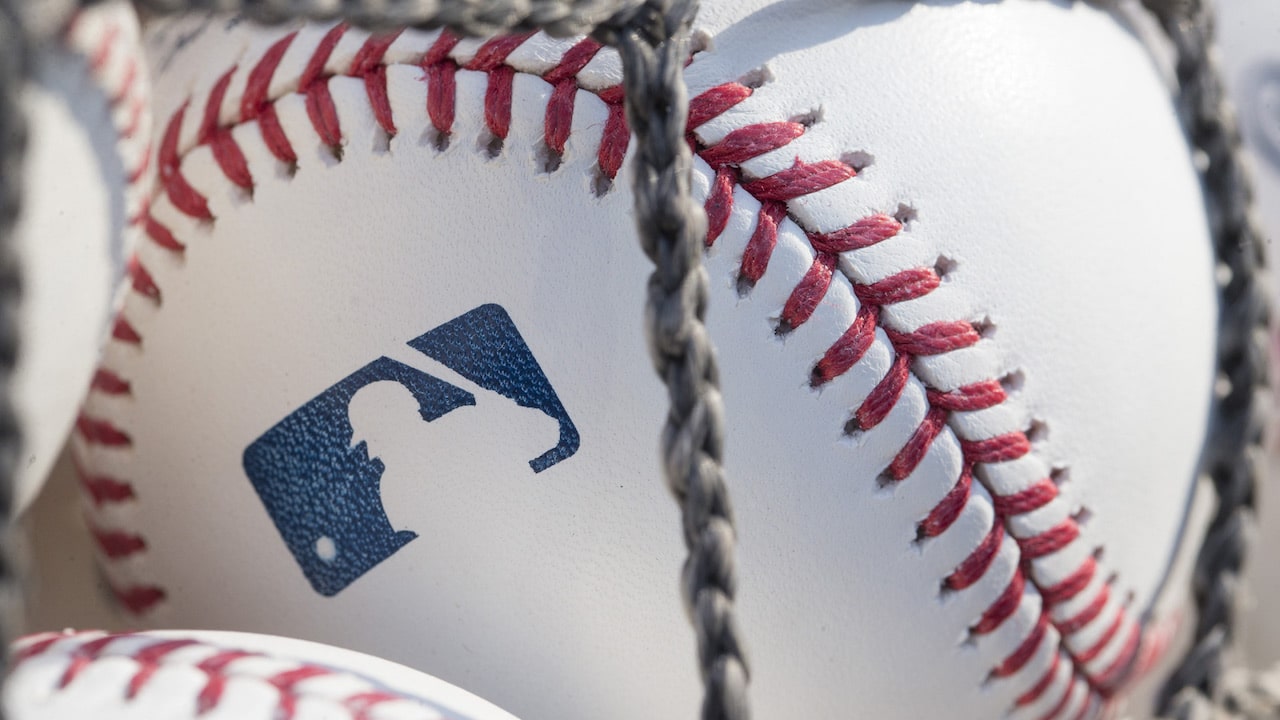 Pelota de béisbol con el logo de la MLB (Twitter: @news4buffalo)