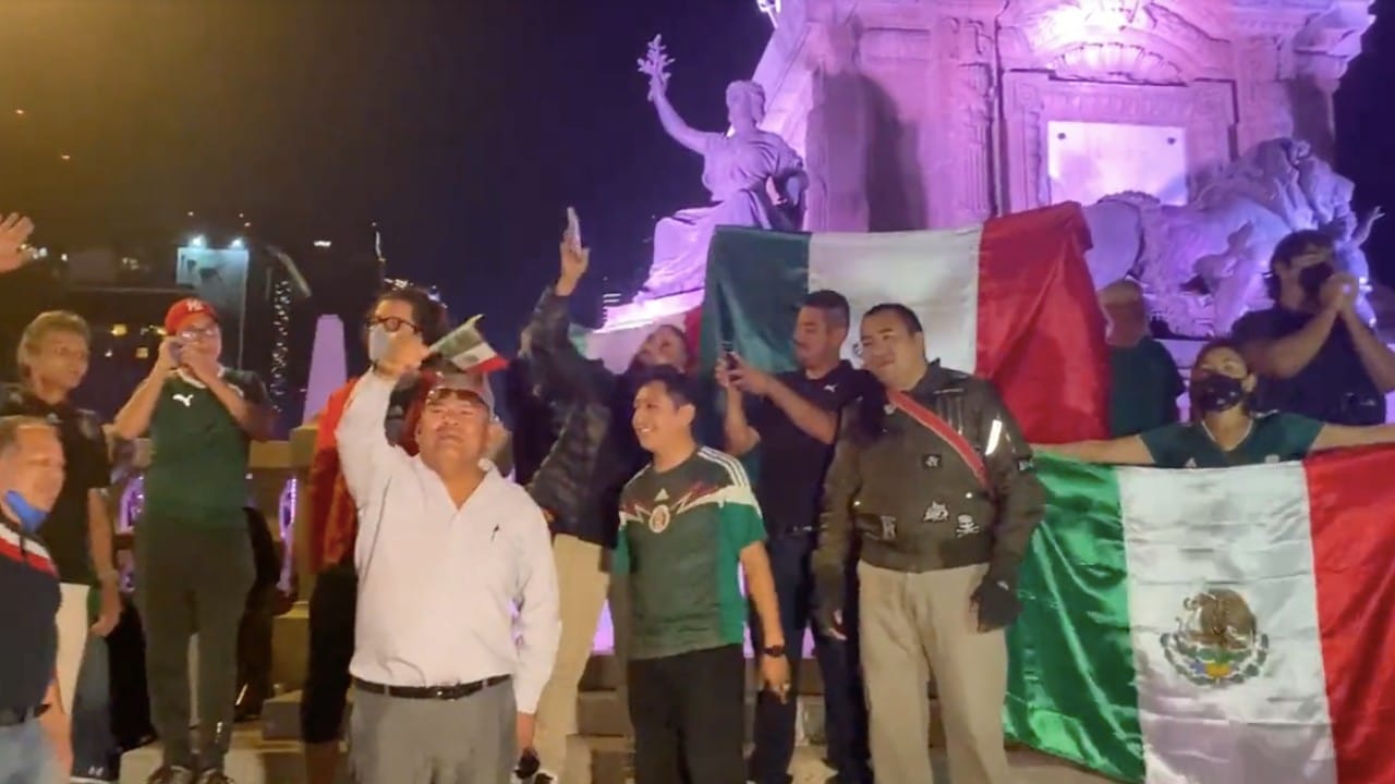 Pequeño grupo de aficionados celebran en el Ángel de la Independencia el pase del Tri a Qatar