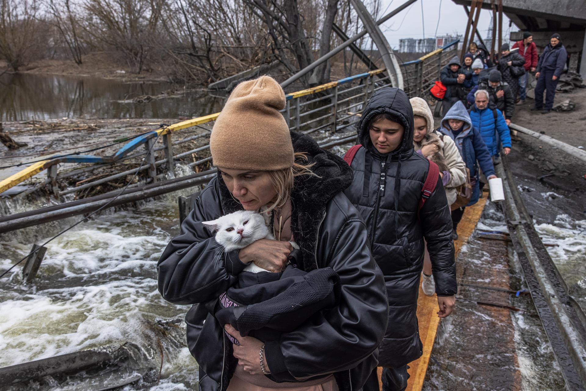 personas siguen huyendo ucrania