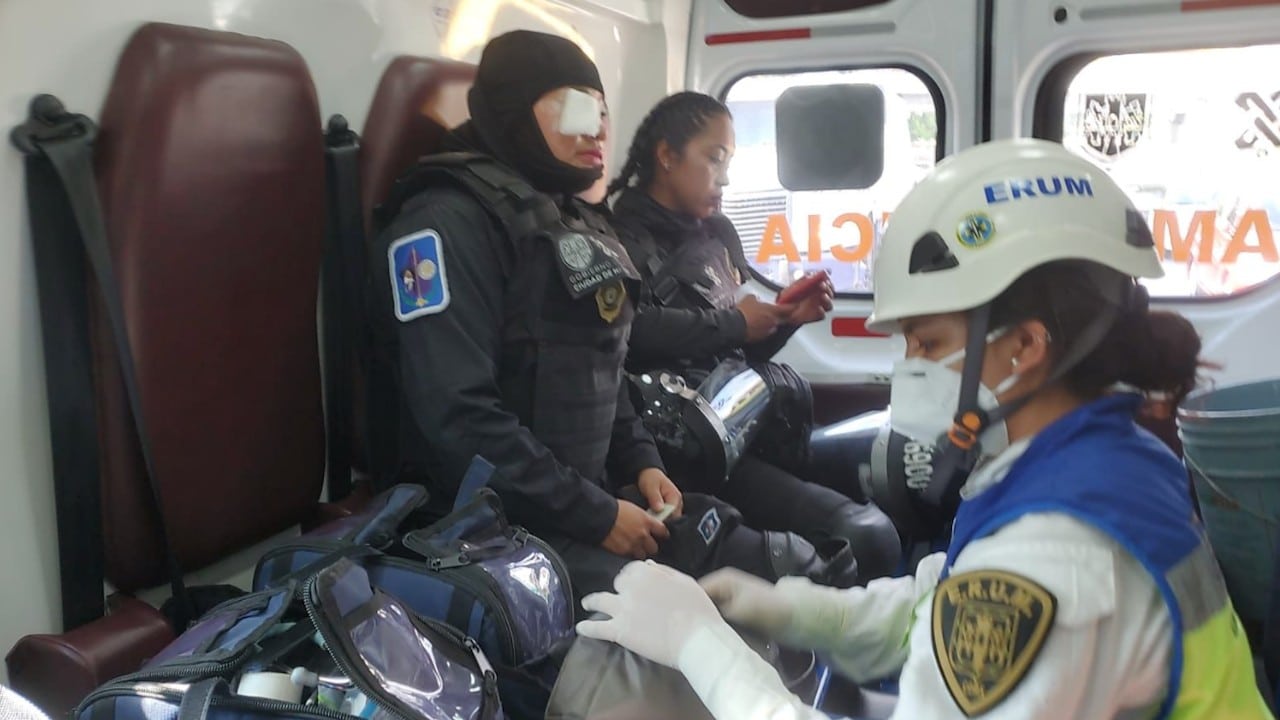 Mujer policía herida duante marcha del 8M en CDMX (Twitter: @Maffiguer)