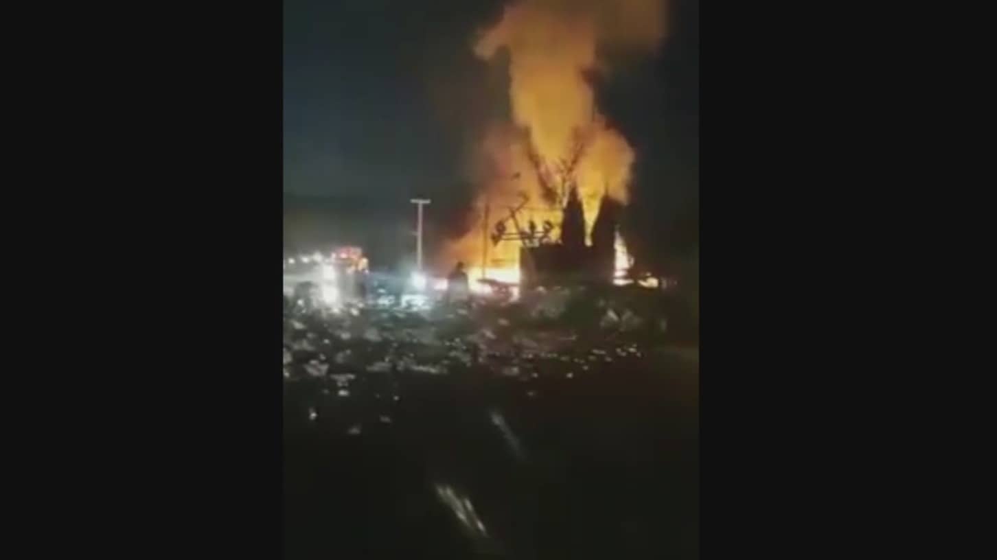 pobladores saquean la mercancia de un trailer en llamas en zacatecas