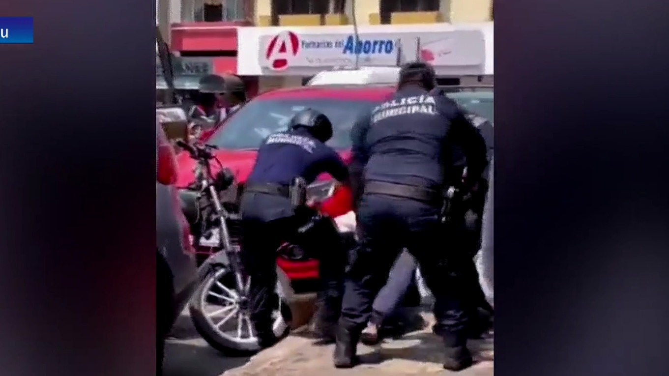 policias someten con exceso de fuerza a un musico en tapachula chiapas
