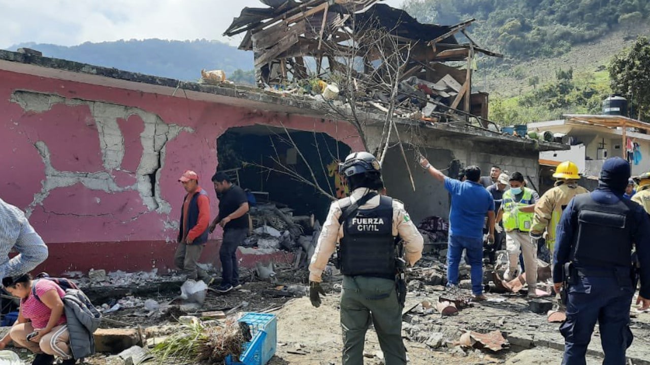 Elementos de la SSP brindan auxilio a las personas afectadas por la explosión de pirotecnia en el municipio de Alpatláhuac (Twitter: @SP_Veracruz)