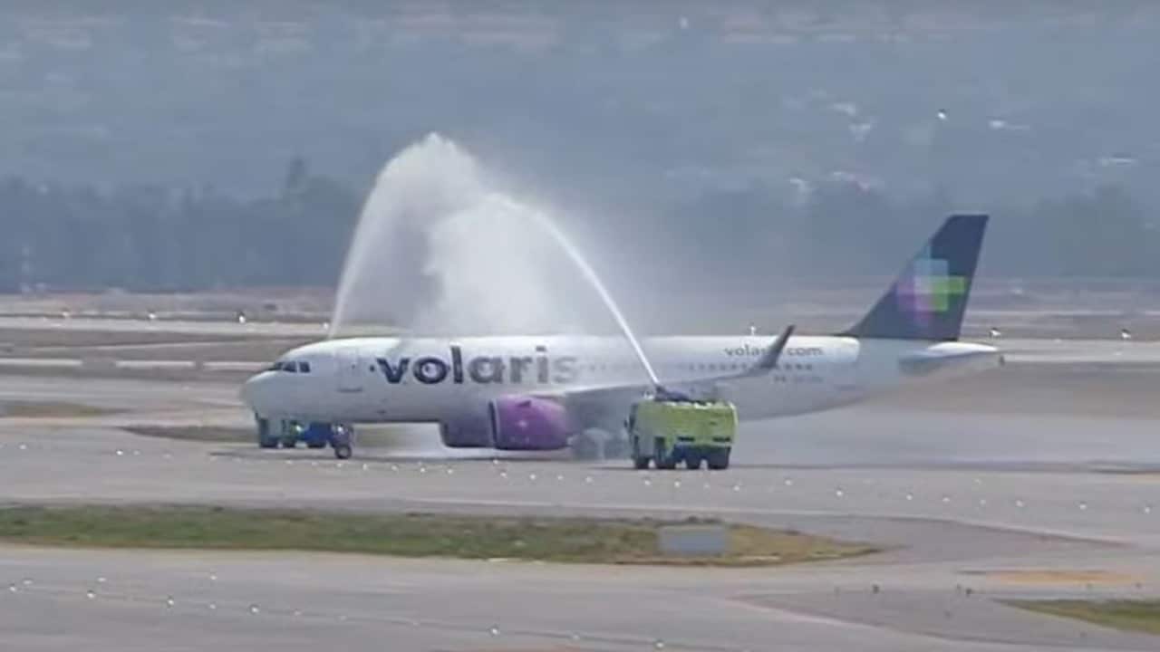 Por qué en aeropuerto reciben con chorros de agua con los aviones