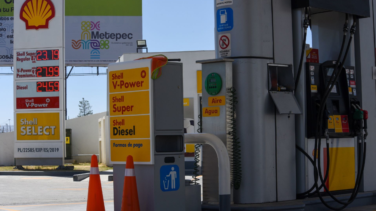 Fotografía que muestra los precios de la gasolina el 10 de marzo del 2022 en el Valle de Toluca