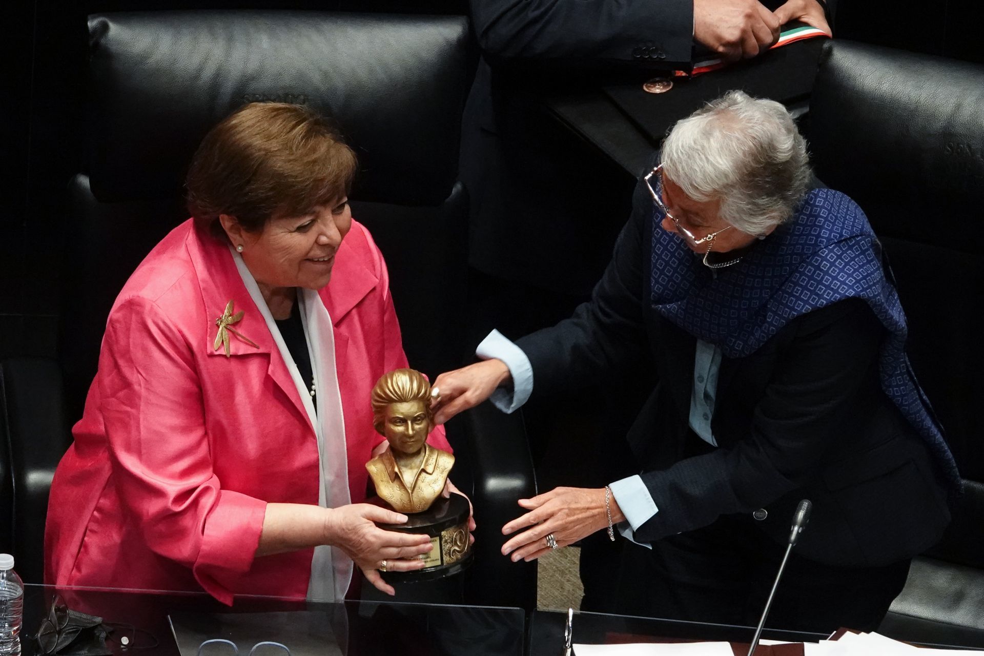 Olga Sánchez Cordero, presidenta de la Mesa Directiva del Senado, otorgó el reconocimiento al mérito "Rosario Castellanos" a la poeta Elsa Cross (Cuartoscuro)