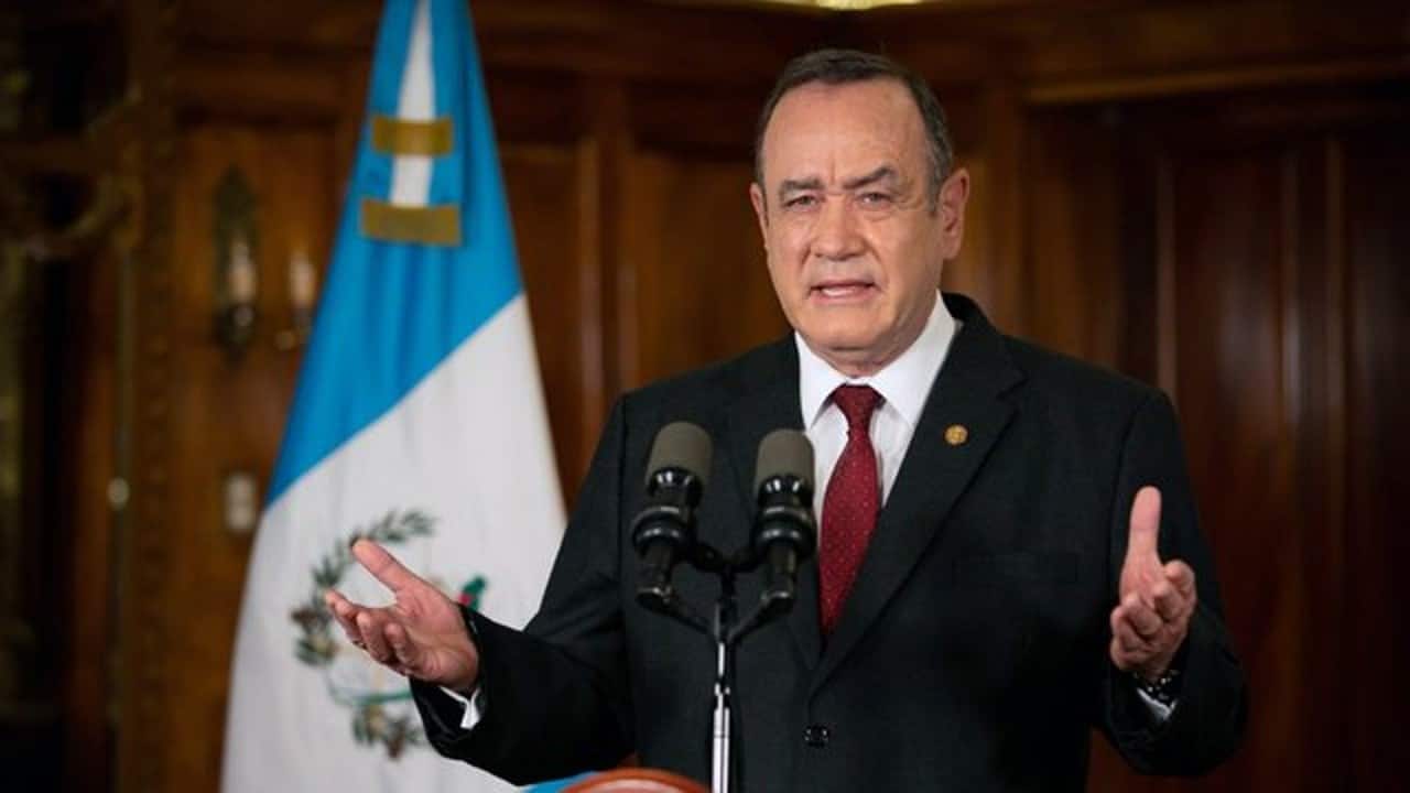 presidente de guatemala orden archivar ley que eleva las penas por aborto y prohibe el matrimonio igualitario