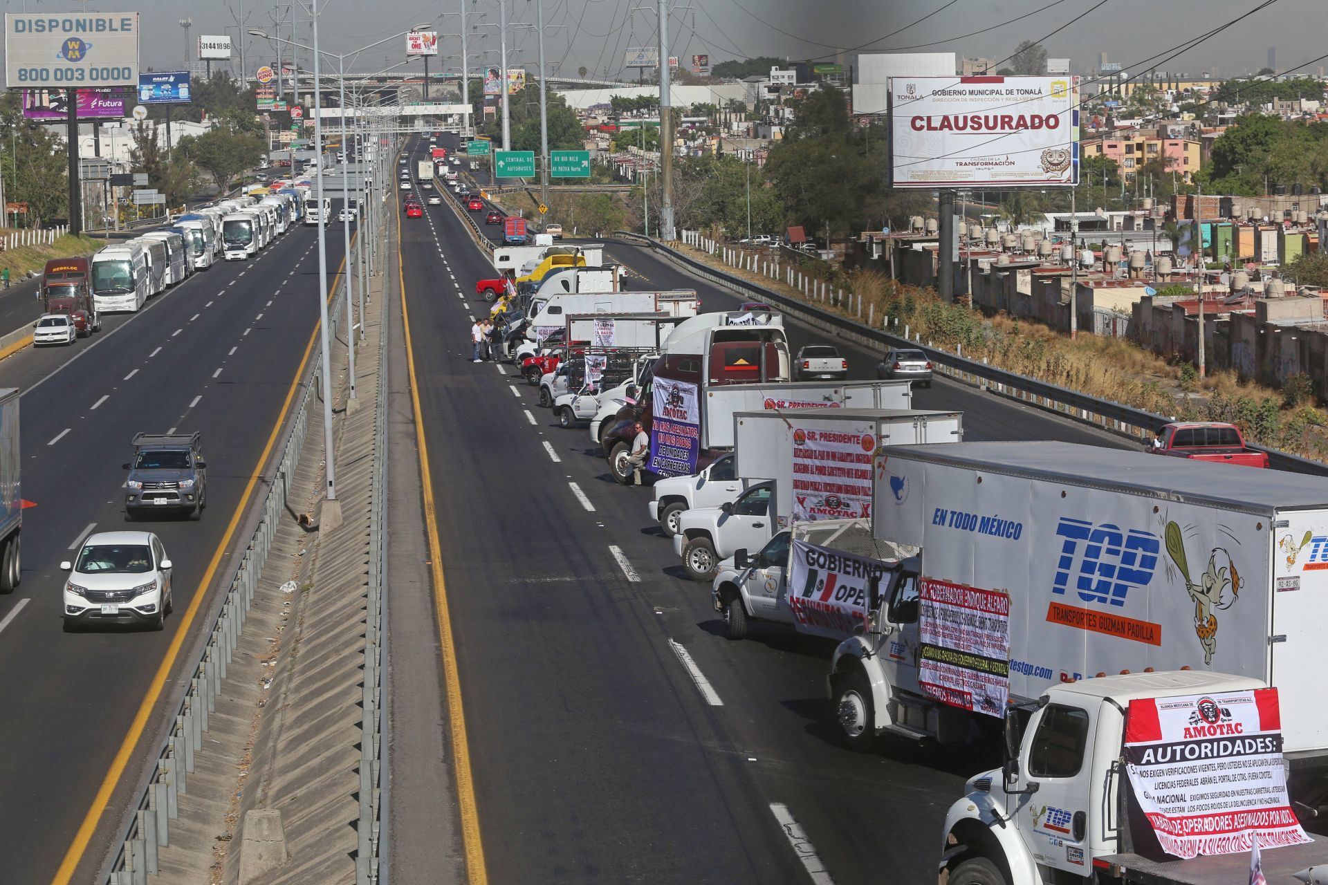 Transportistas colapsan vialidades en varios estados