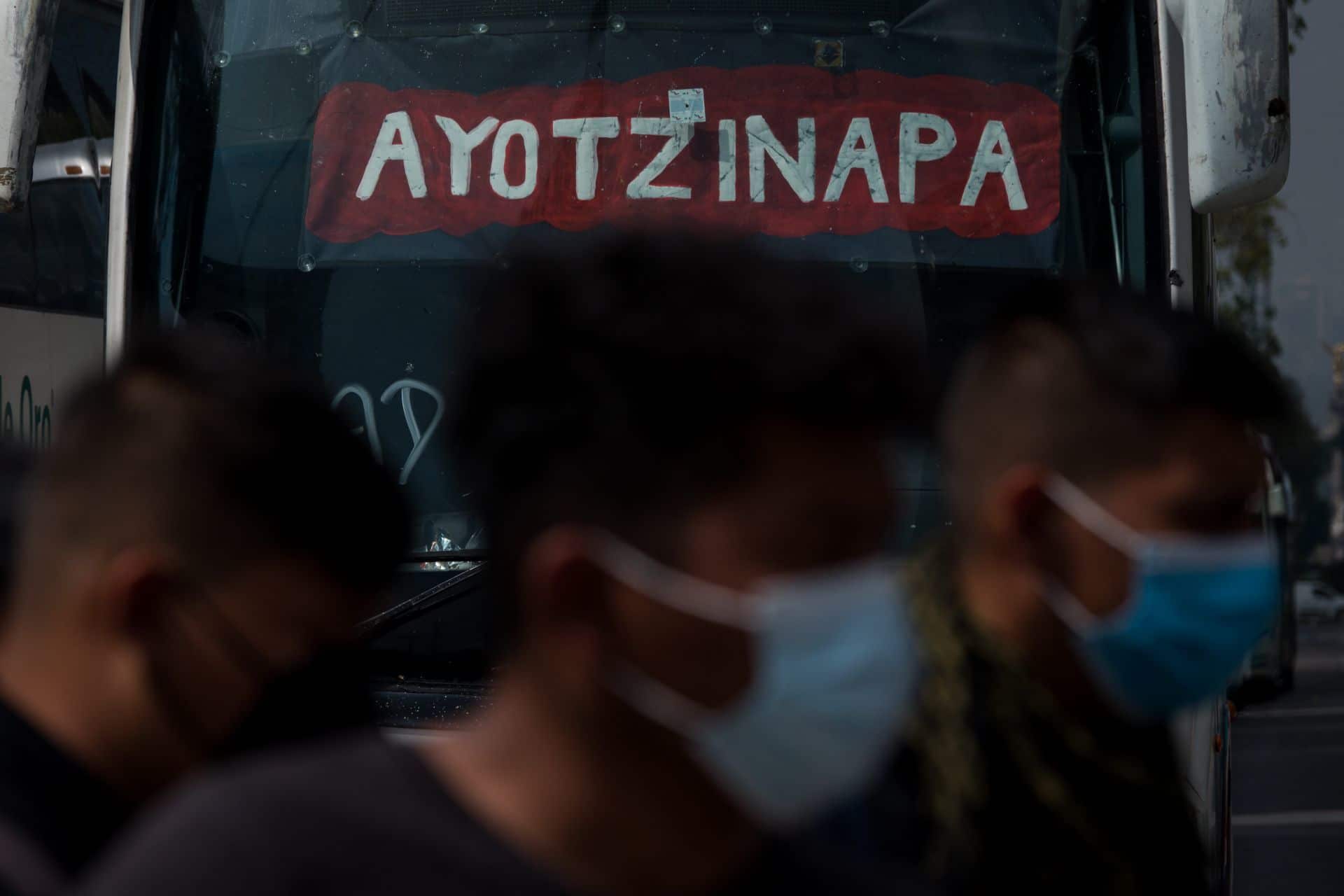 Normalistas se congregaron en el antimonumento +43 en Paseo de la Reforma y Bucareli, a un día de cumplirse siete años de la desaparición de los 43 normalistas de Ayotzinapa.