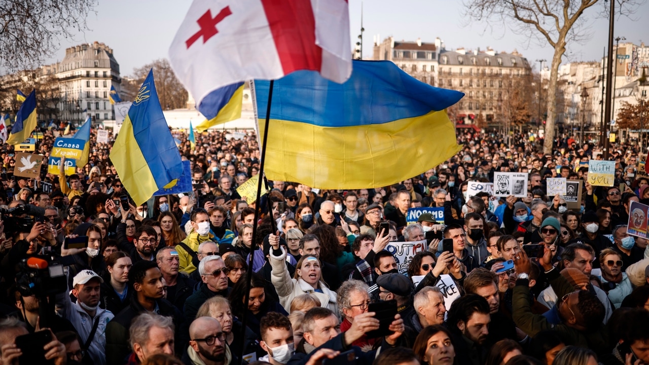 Miles de manifestantes se reunieron en la plaza de la Bastilla en París para protestar contra la invasión rusa de Ucrania. Fuente: EFE