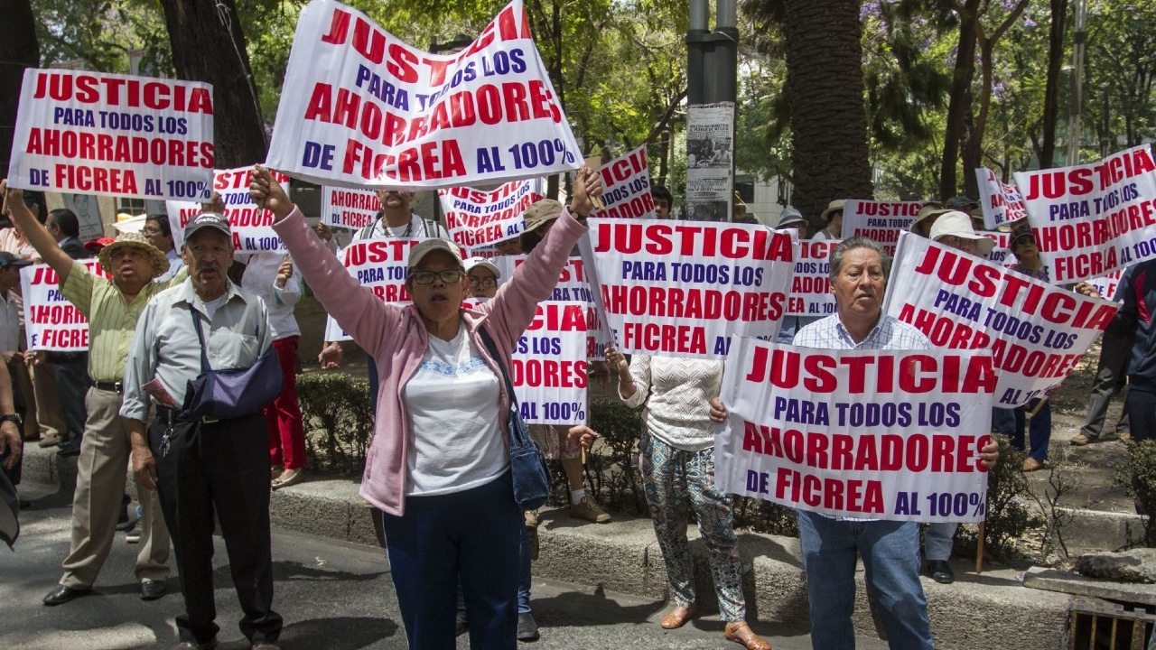Fotografía de archivo que muestra a un grupo de ahorradores defraudados por Ficrea protestan frente en las instalaciones de la Fiscalía General de la República