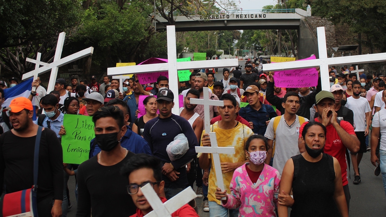 Migrantes centroamericanos protestan frente a una estación militar en el municipio de Tapachula, Chiapas