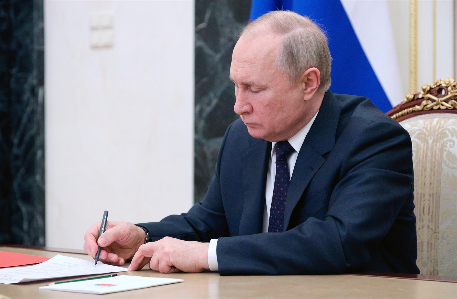 Putin acusa a Kiev de empantanar negociaciones con propuestas no realistas