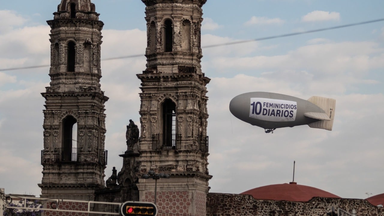 Realizan protesta en la CDMX con zeppelin contra feminicidios