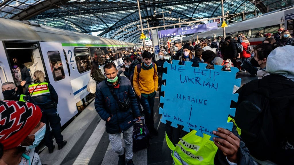 refugiados se forman horas para poder ingresar a polonia