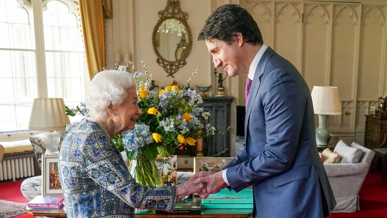 Isabel II recibe a Justin Trudeau en su primer encuentro tras superar el COVID-19