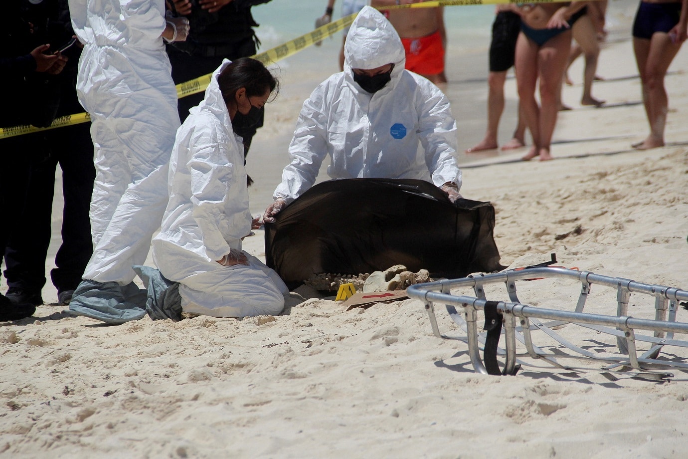Turistas encuentran restos óseos en playa de Cancún