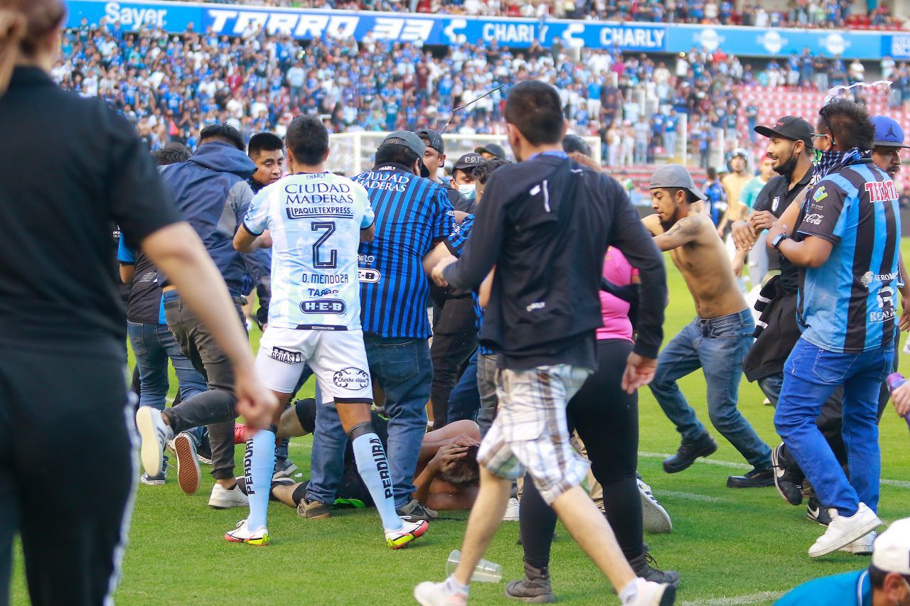 Riña en el estadio de Querétaro dejó más de 20 lesionados