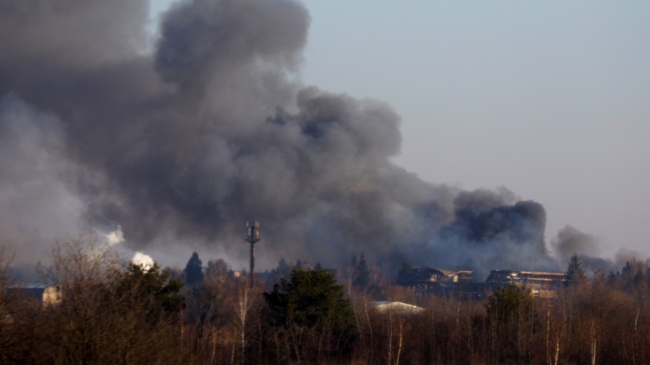 Rusia bombardea las inmediaciones de Leópolis, en Ucrania