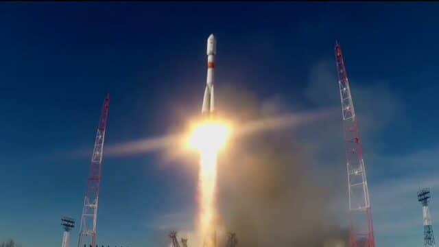 rusia lanza cohete soyuz con mensaje de apoyo a militares