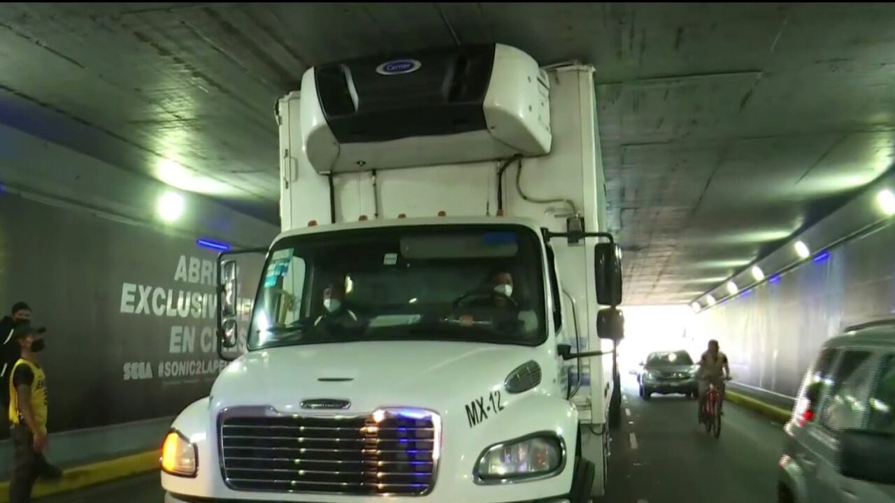 se atora camion en bajopuente de viaducto e insurgentes cdmx