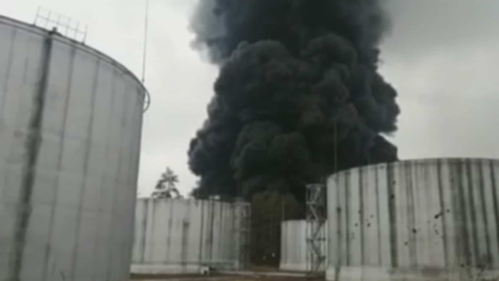 se incendia deposito petrolero tras ataque ruso en chernihiv