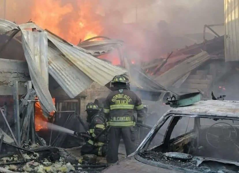 Se incendia taller de hojalatería y pintura en Toluca, no hay lesionados