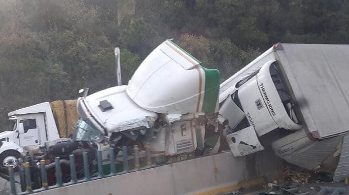 se registra aparatosa volcadura de trailer en autopista mexico puebla
