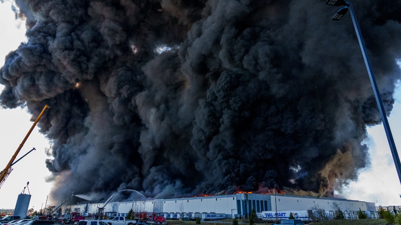 Se registra fuerte incendio en centro de distribución en Indianápolis, EEUU