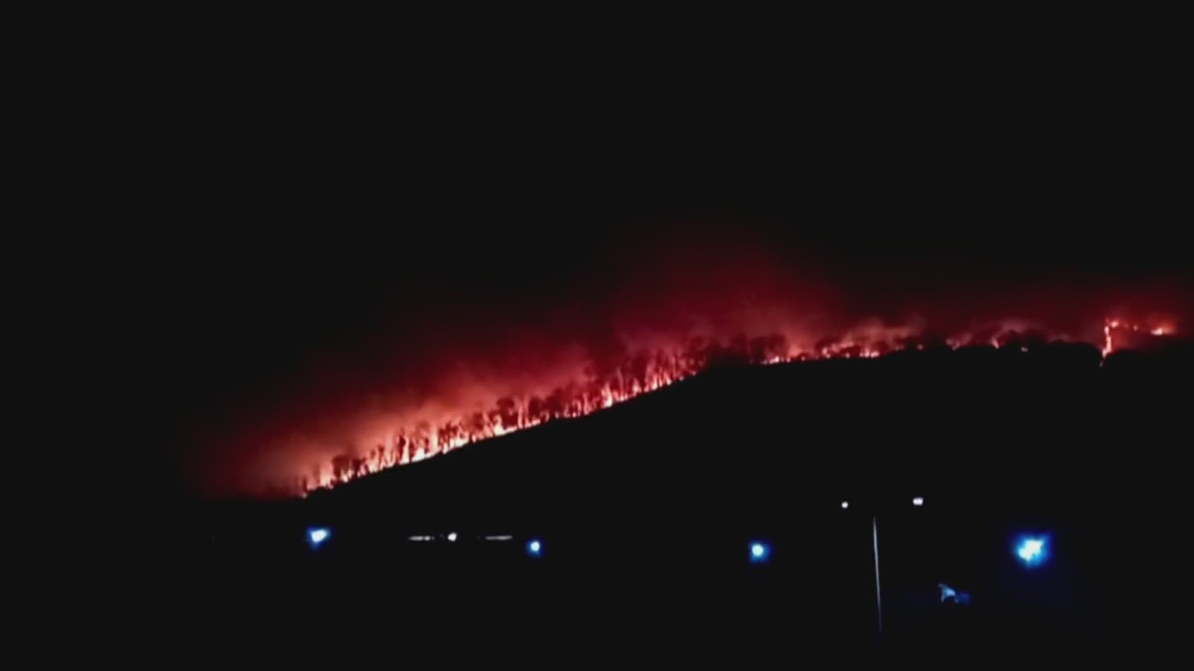 se reporta fuerte incendio forestal en la loma de santa maria en michoacan