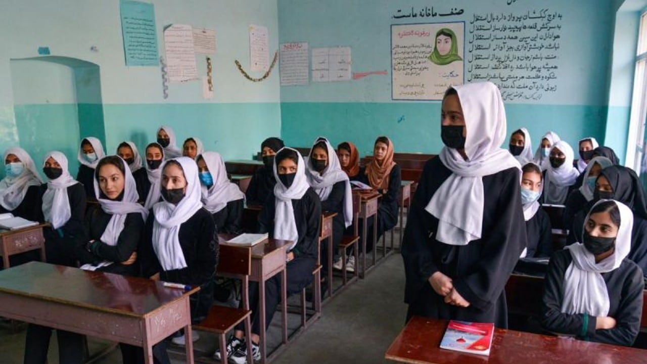 Talibanes cierran escuelas secundarias para niñas; ONU y Unicef exigen su apertura
