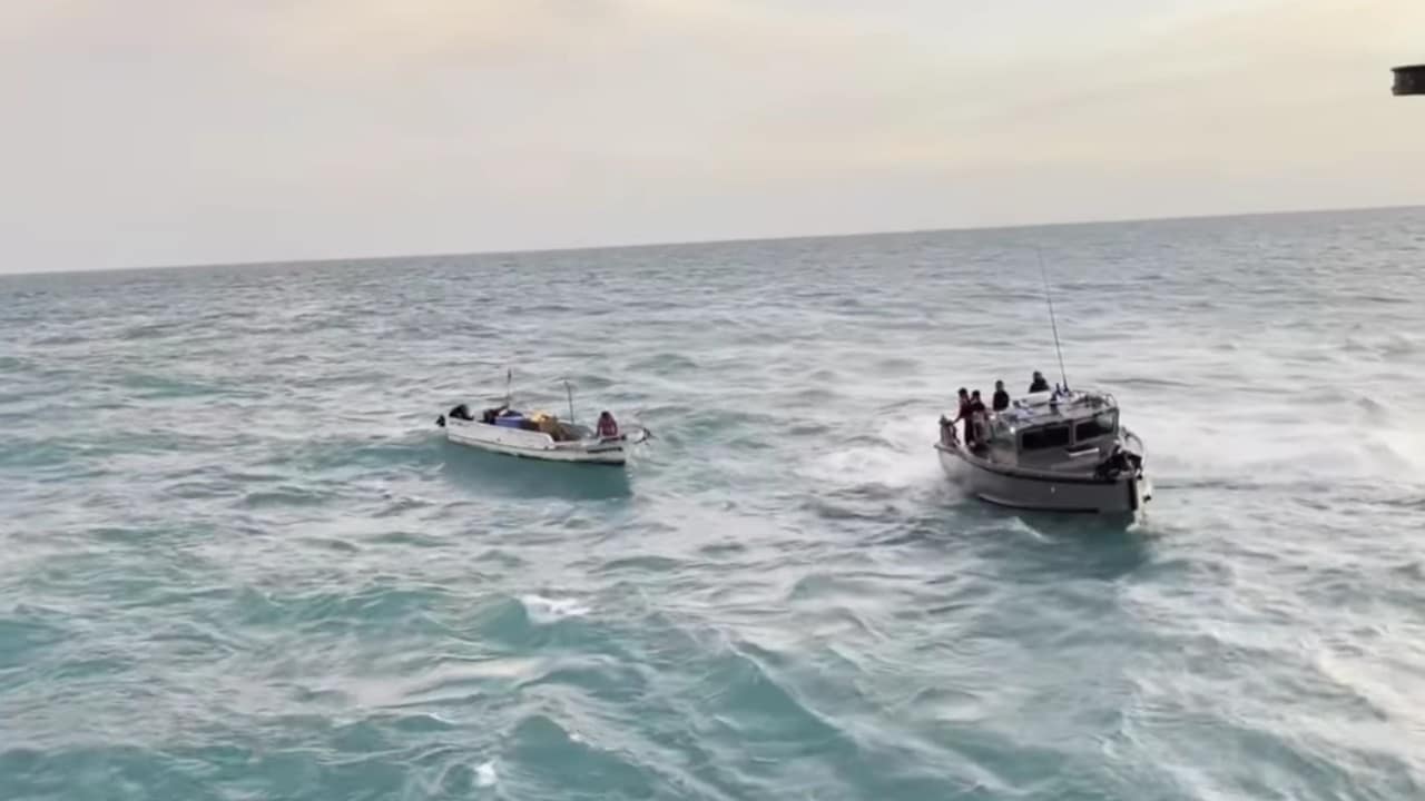 Semar rescata a dos pescadores que, desde hace seis días, estaban a la deriva en aguas de Campeche