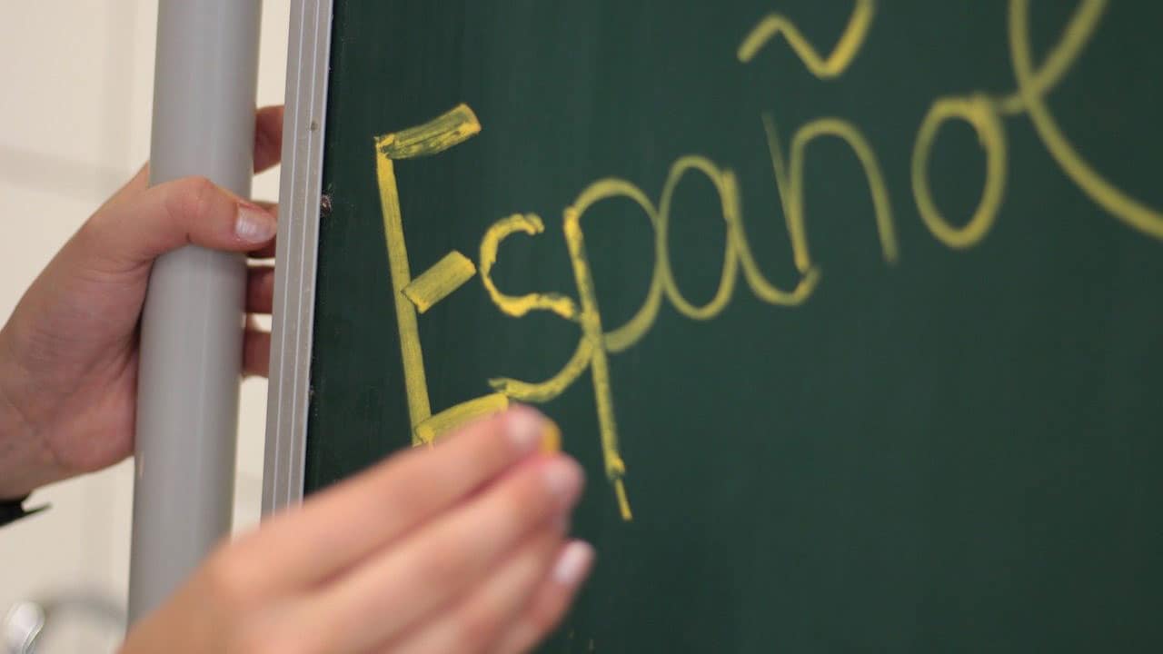 SEP busca maestros para clases español Francia