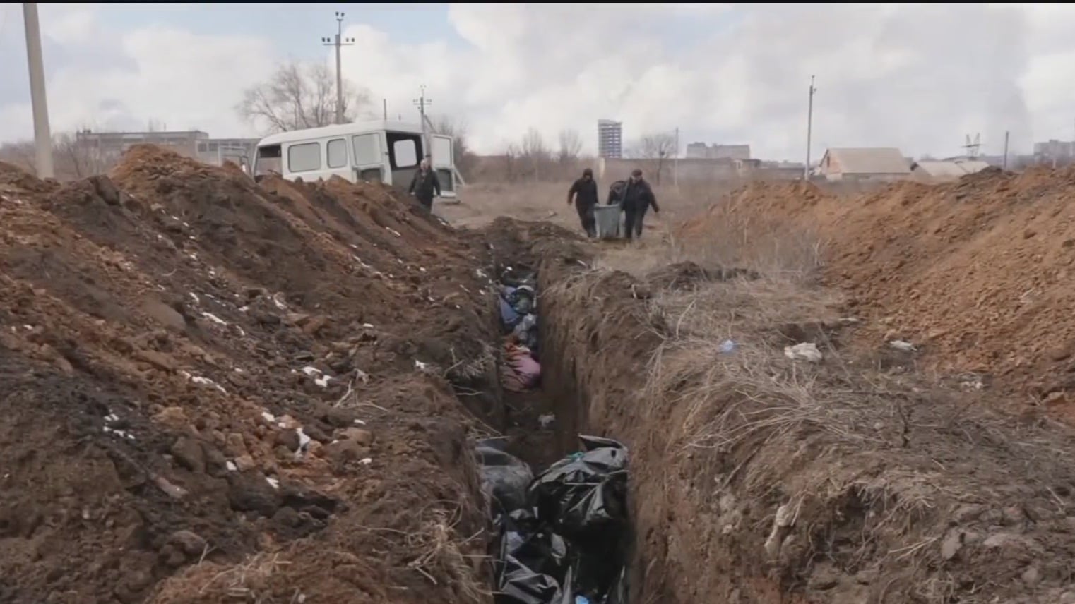 sepultan a muertos por invasion rusa a ucrania en fosas comunes