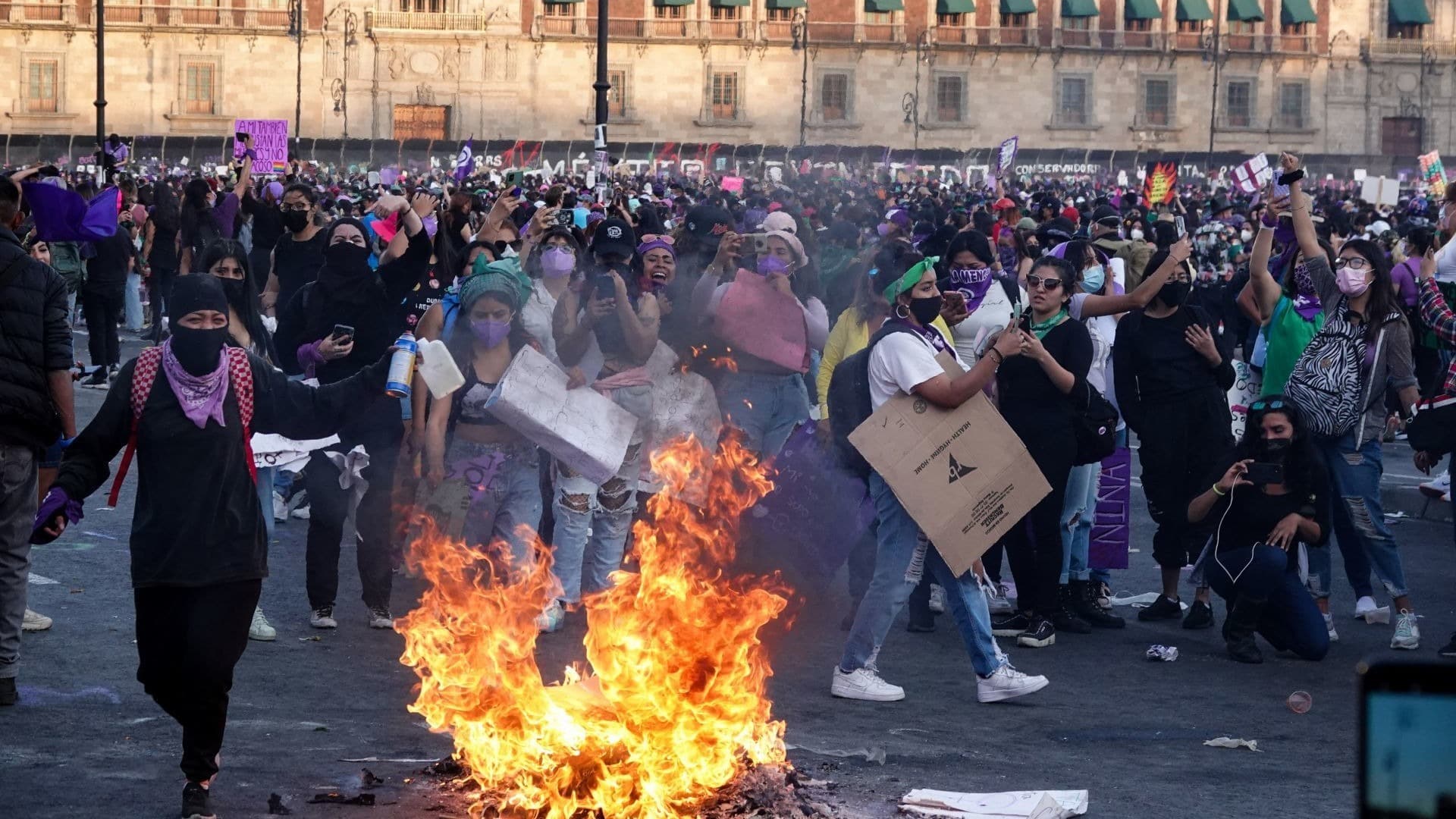8M: Feministas encienden fogatas en la plancha del Zócalo