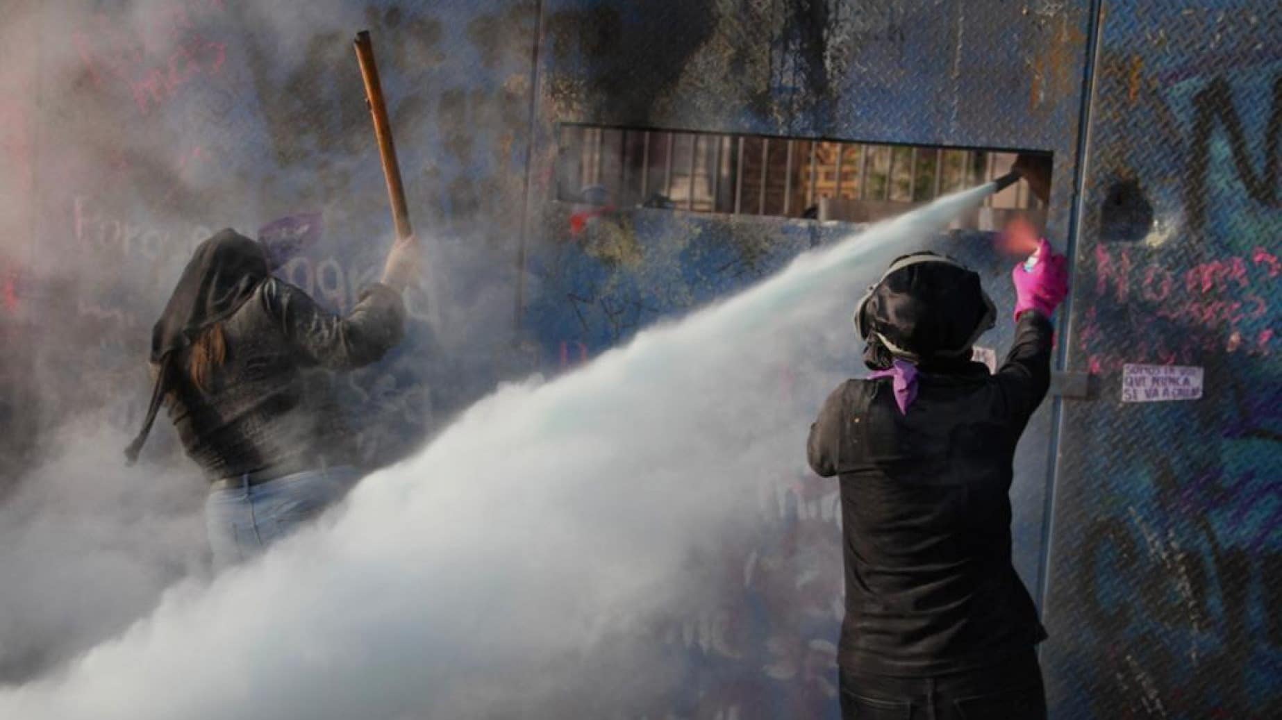 Manifestantes derriban luminarias en el Zócalo capitalino