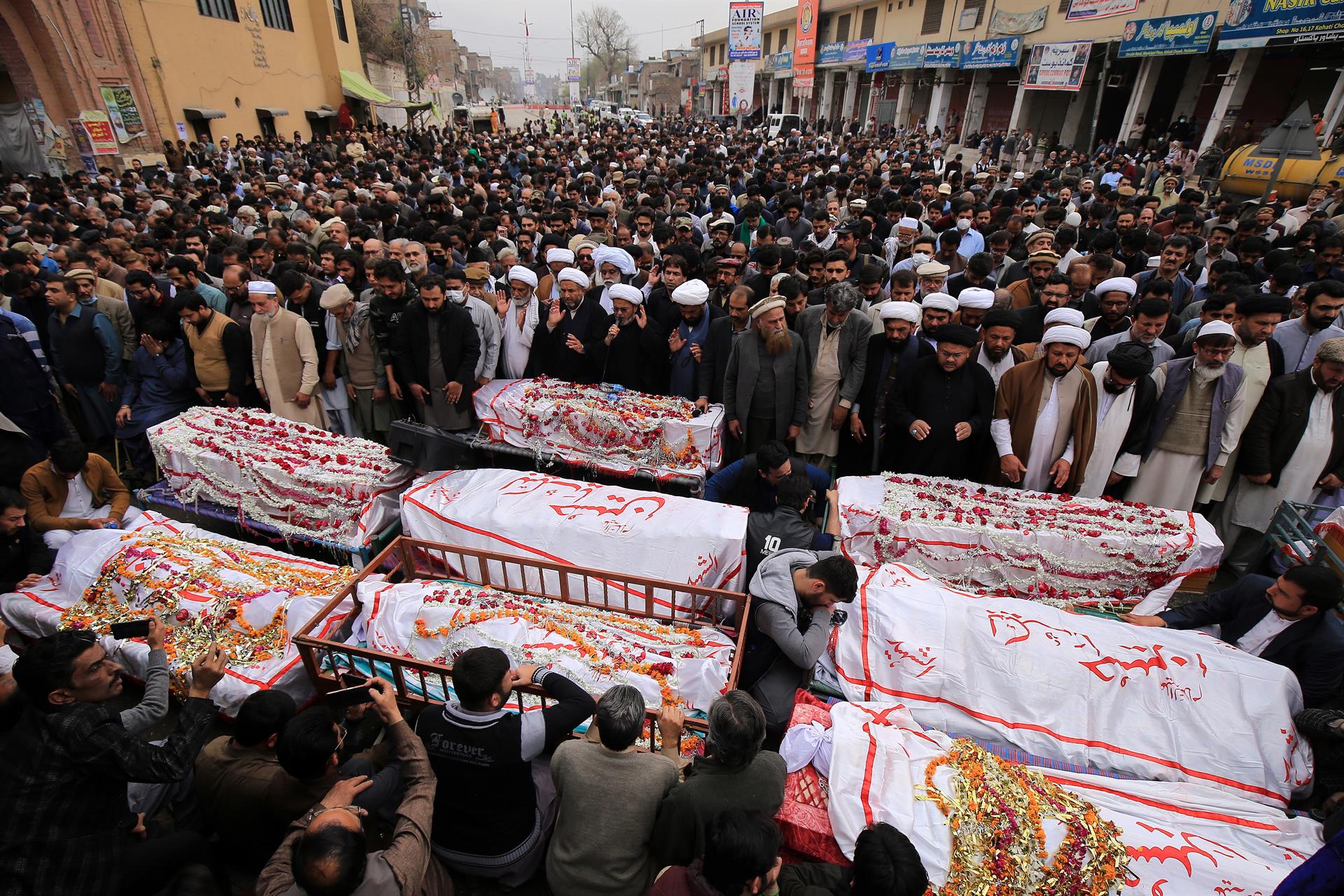 Sube a 63 la cifra de muertos en ataque del EI a mezquita de Pakistán