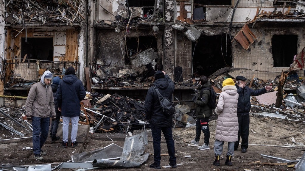 suman 130 personas rescatadas tras bombardeo a teatro en mariupol ucrania