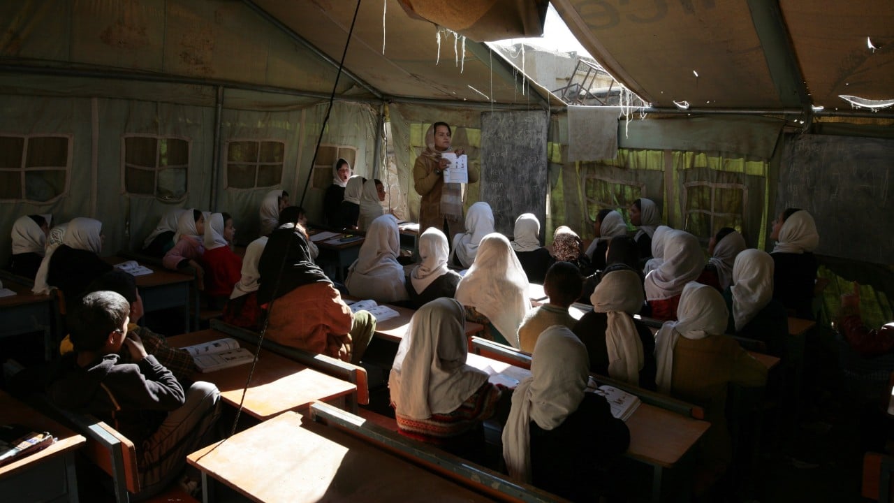 Niñas afganas en escuelas antes del regreso de los talibanes al poder (Getty Images)