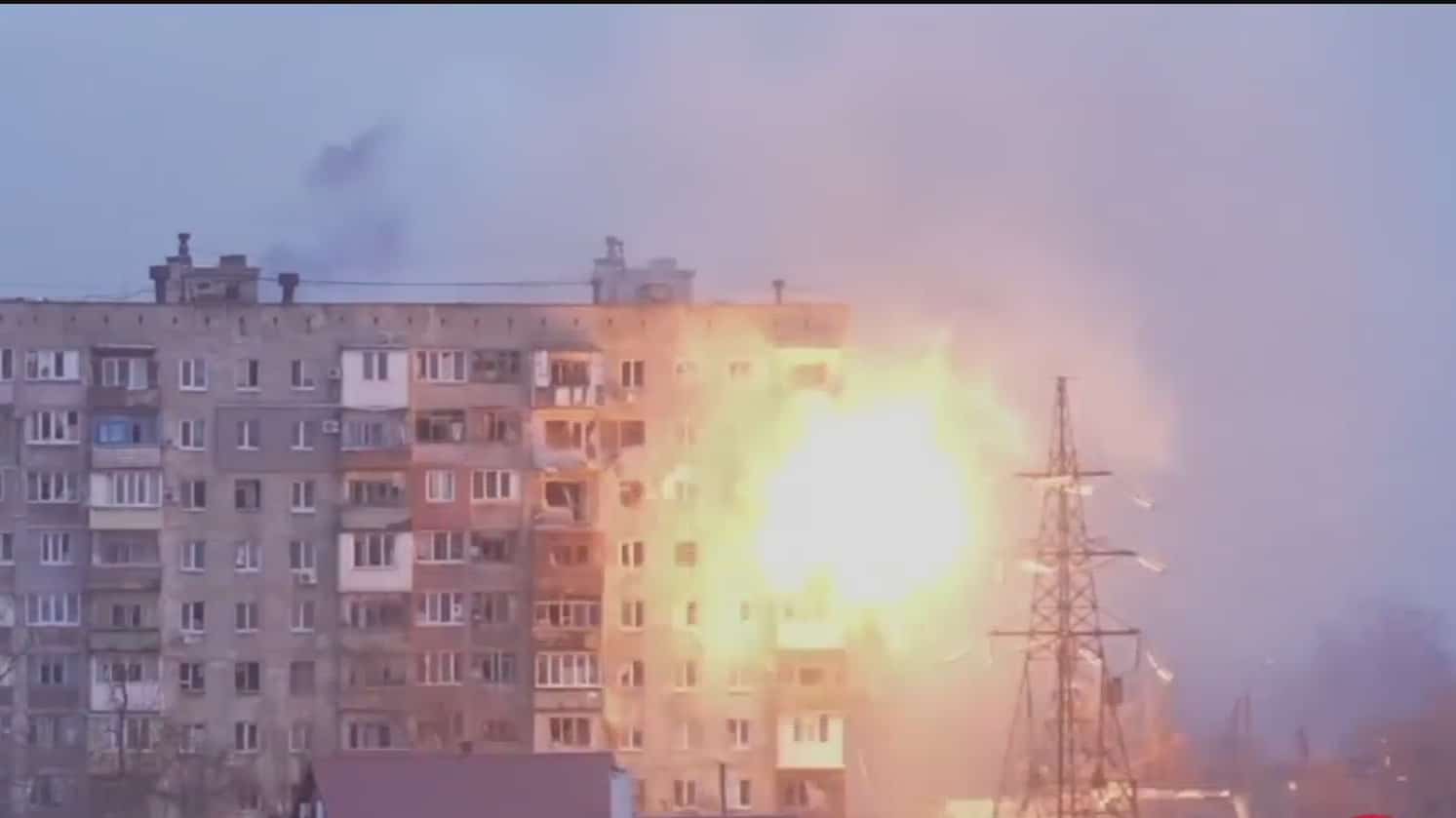 tanques rusos atacan edificios en mariupol ucrania