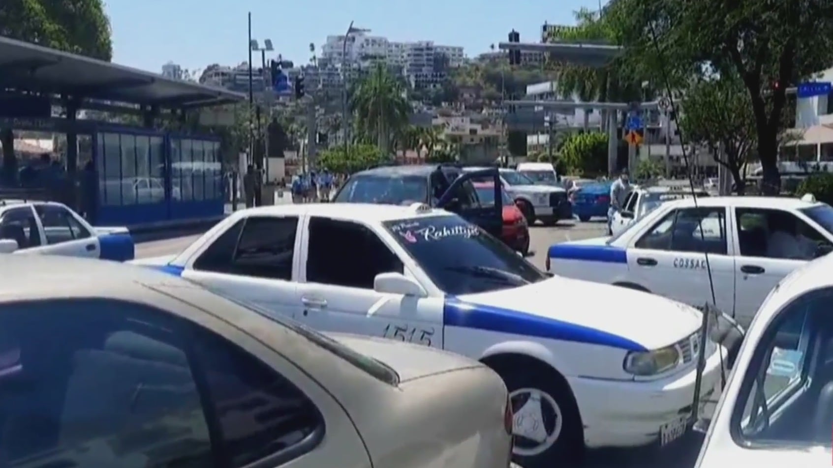 taxistas bloquean la costera miguel aleman en acapulco