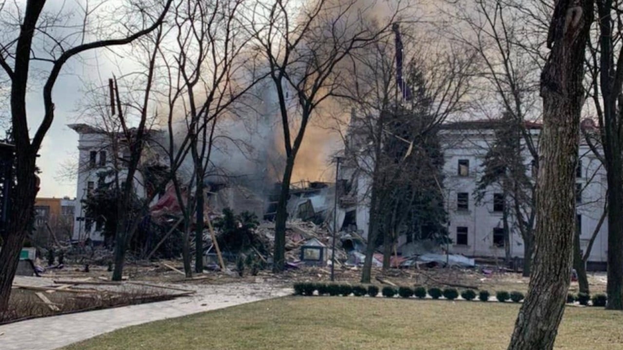 Teatro de Mariupol bombardeado por fuerzas rusas el 16 de marzo de 2022 (Reuters)