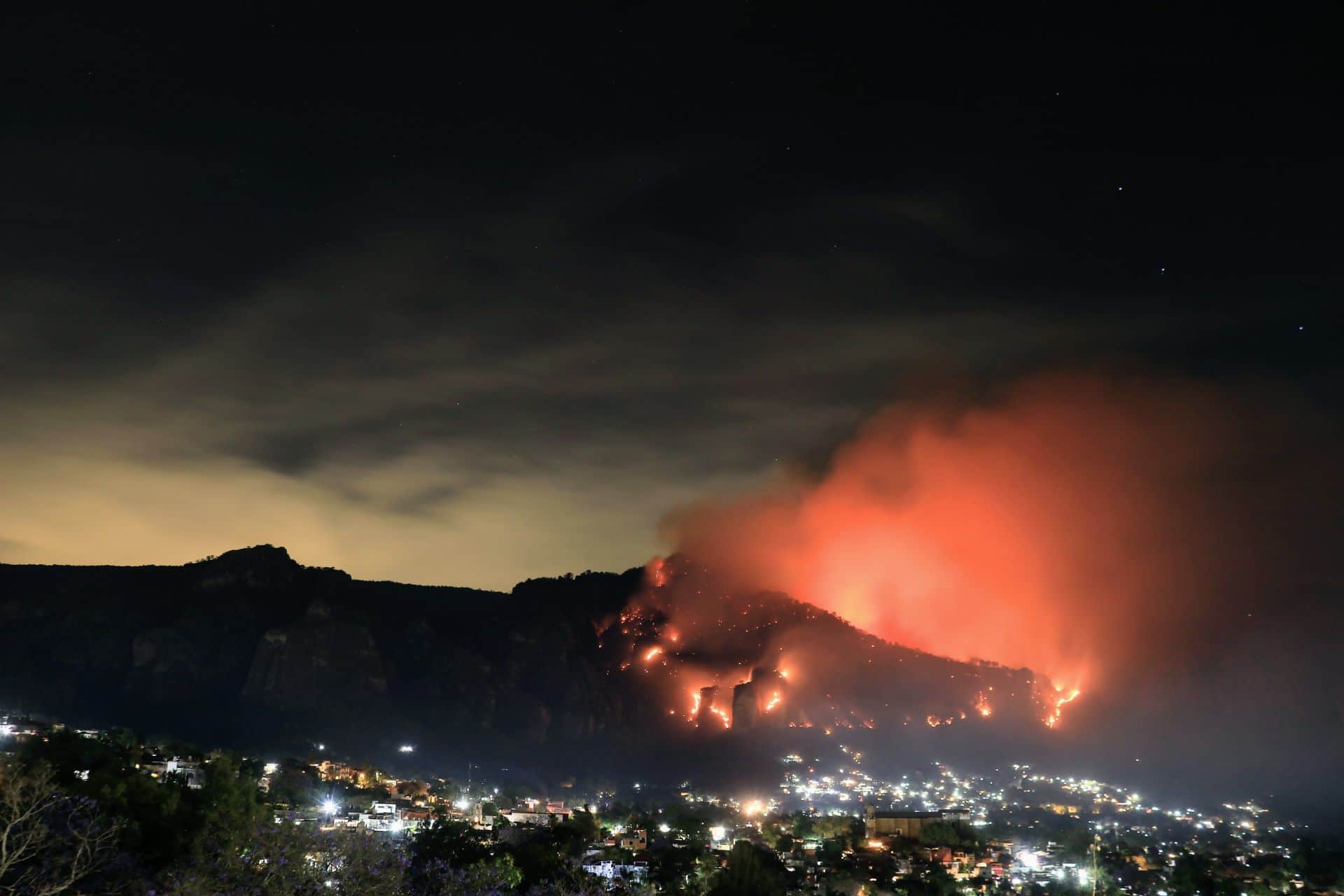 Brigadistas siguen combatiendo incendio en Tepoztlán