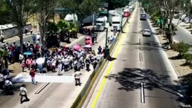 trabajadores del estado de guerrero bloquean la autopista del sol