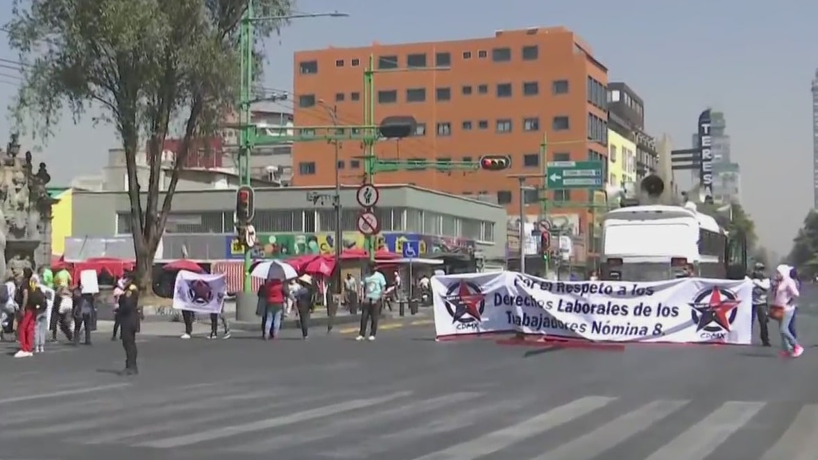 trabajadores del gobierno cdmx bloquean vialidad en eje central lazaro cardenas